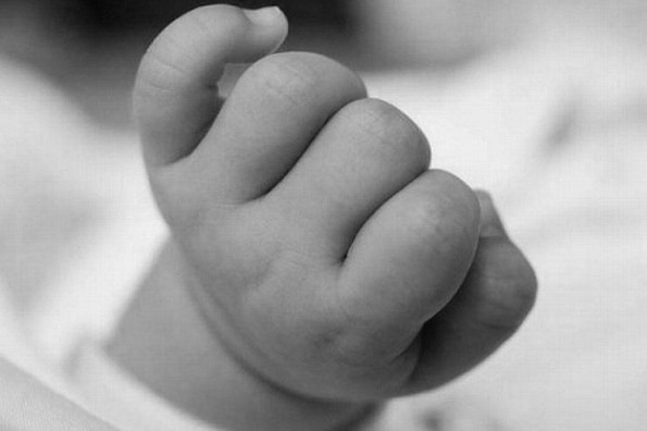 Bebé de 10 días de nacido muere a causa de un beso
