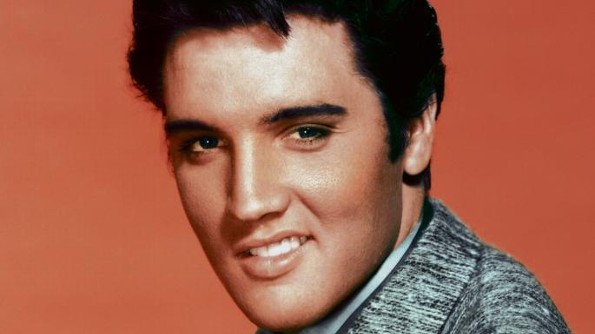 Elvis Presley canta y baila en semáforos peatonales (+FOTOS)