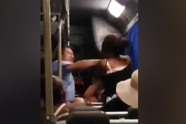 Conductor de camión golpea a puño cerrado a mujer que iba supuestamente ebria (+VIDEO) 