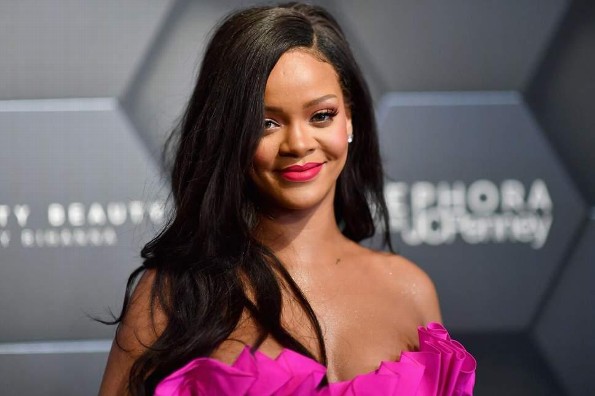 Rihanna demandará a su padre por usar sus derechos 