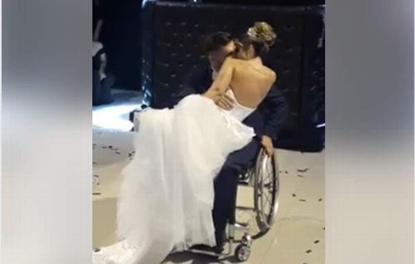 Novio paralítico sorprende a su novia en el vals #VIDEO