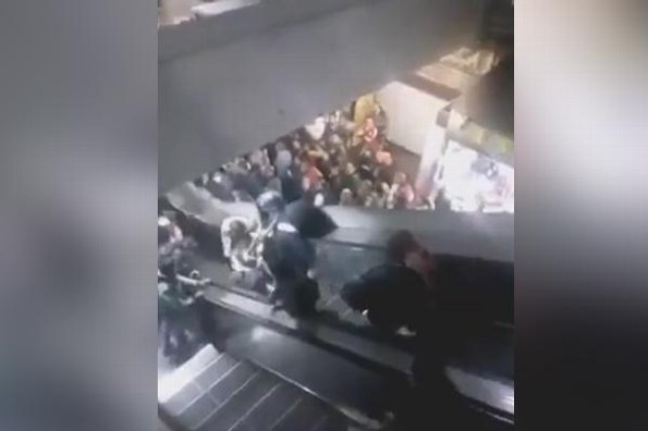 Escaleras del metro de la CDMX causan sorprendente accidente #VIDEO