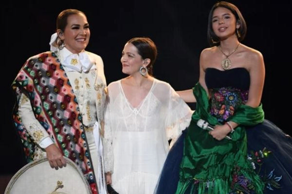  Natalia Lafourcade, Aída Cuevas y Ángela Aguilar conquistan los Grammy con 