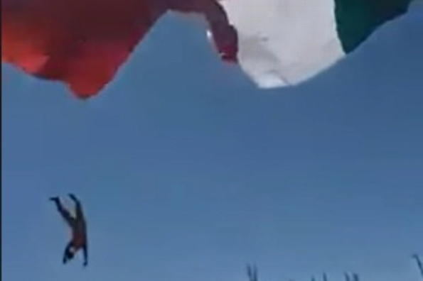 Soldado se enreda y cae con la bandera mexicana #VIDEO