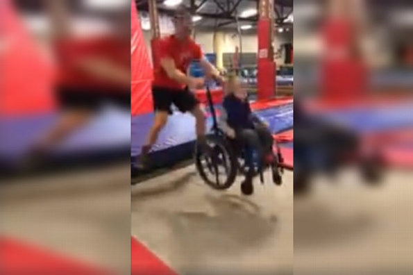 Niño en silla de ruedas enternece al saltar en trampolín #VIDEO