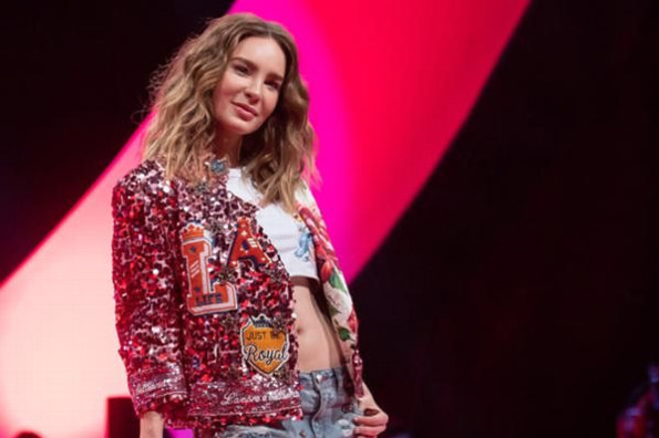 Belinda canta 