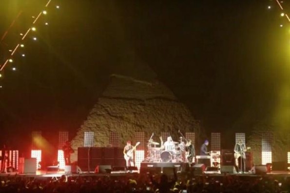 Red Hot Chili Peppers dio un concierto ¡En las pirámides de Egipto! 