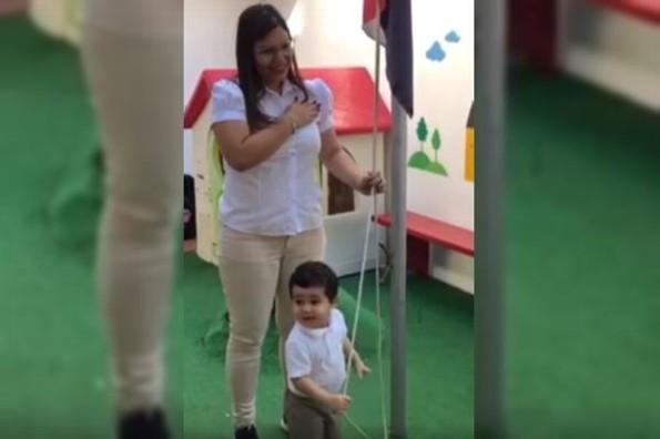 Pequeño aprende a izar bandera con amor y ternura #VIDEO