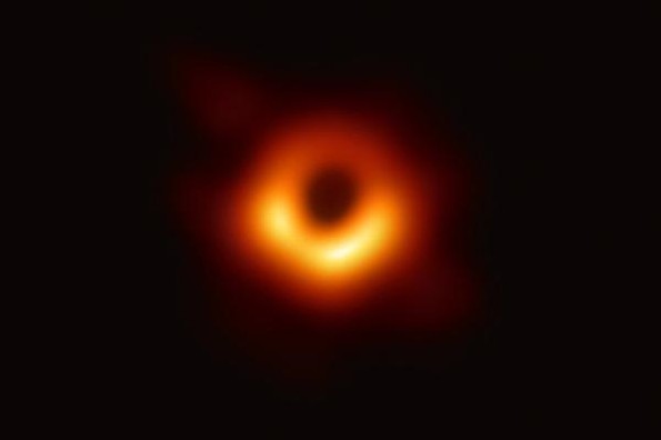 Difunden primera foto en la historia de un agujero negro #FOTOS