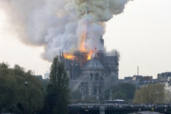 Catedral de Notre Dame en París pierde su techo #VIDEO