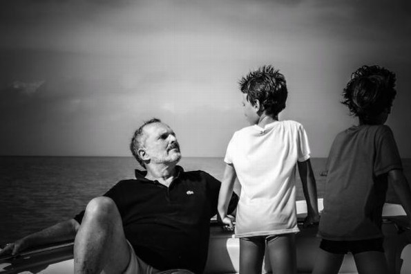 Miguel Bosé posa en falda con sus dos hijos #FOTO
