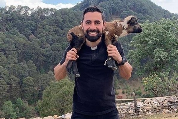 Sacerdote mexicano se vuelve viral por su belleza #FOTO Sacerdote mexicano se vuelve viral por su belleza #FOTO