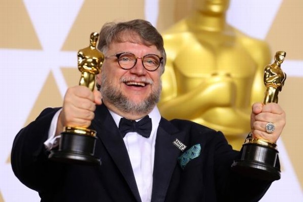 Guillermo del Toro apoya a mexicanos de la Olimpiada de Matemáticas con sus vuelos