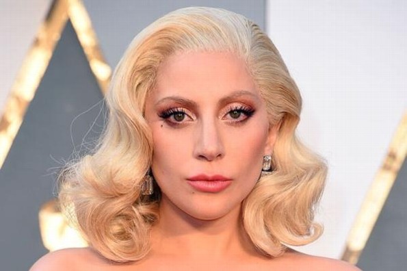 Lady Gaga casi se cae en concierto en Las Vegas #VIDEO