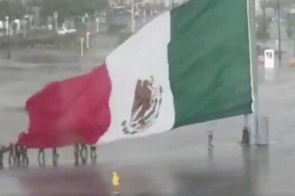 Mexicanos ayudan a militares a salvar la bandera de México de la lluvia #VIDEO
