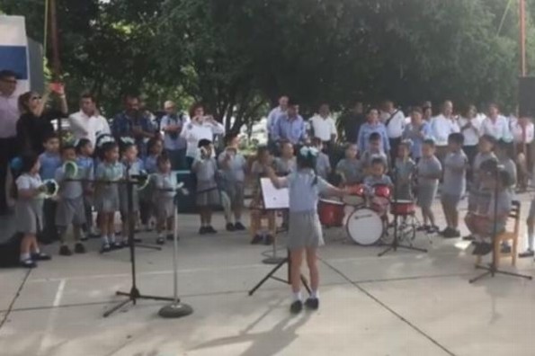 Niña demuestra su talento musical dirigiendo orquesta #VIDEO