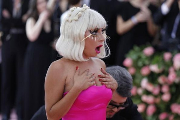 Captan a Lady Gaga besando a otro hombre casado #FOTO