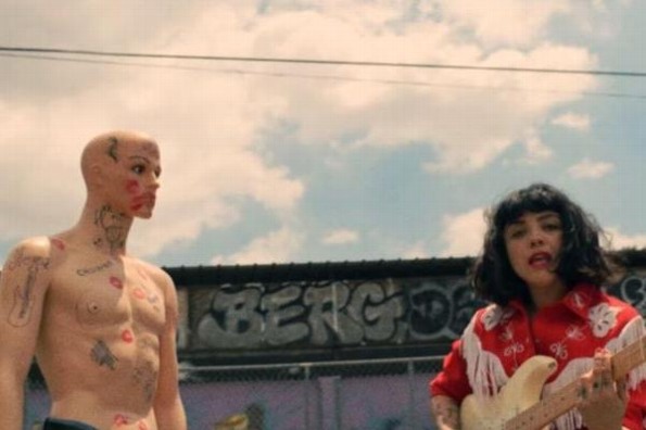 Mon Laferte se enamora de su maniquí en 