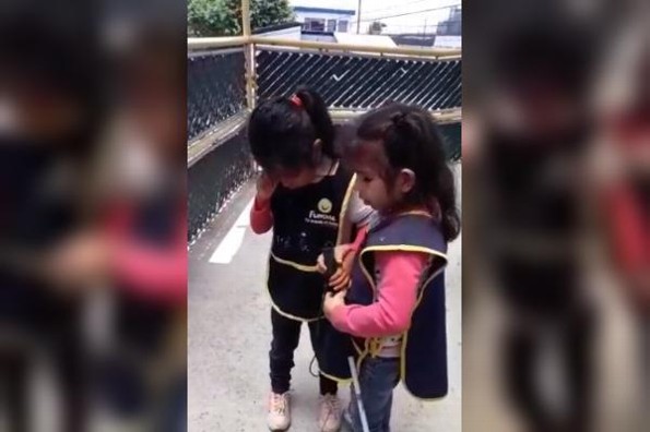 Niña invidente ayuda a su amiga a usar su bastón guía #VIDEO