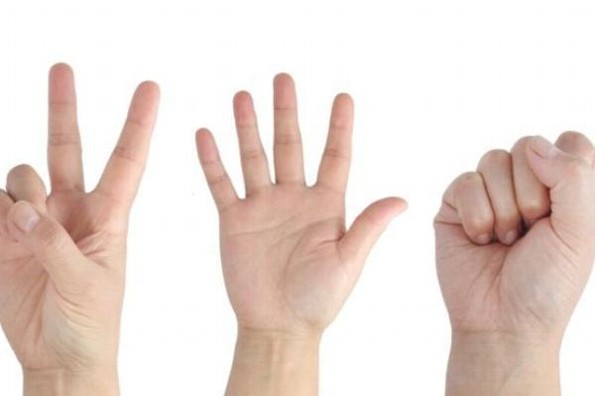 Juegan ´piedra, papel o tijera´ por lugar de estacionamiento #VIDEO