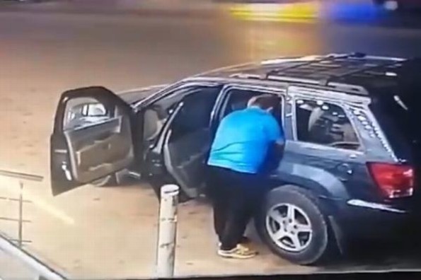 Padre salva a su hija antes de un choque automovilístico #VIDEO