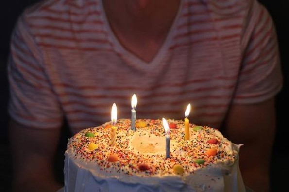 Celebra solo su cumpleaños en centro comercial y esto pasó #VIDEO