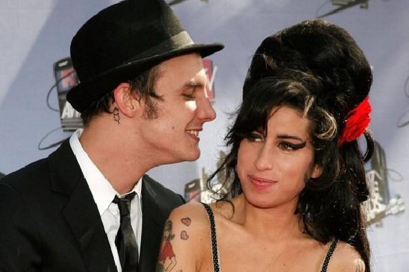 Expareja de Amy Winehouse intenta vender fotos íntimas de la cantante