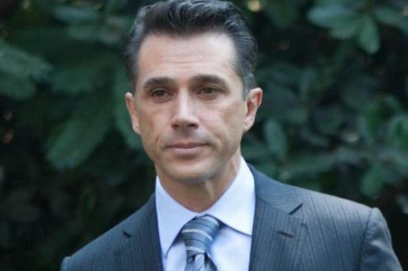 Sergio Mayer llega con falda a los Premios Metropolitanos y lo critican #VIDEO