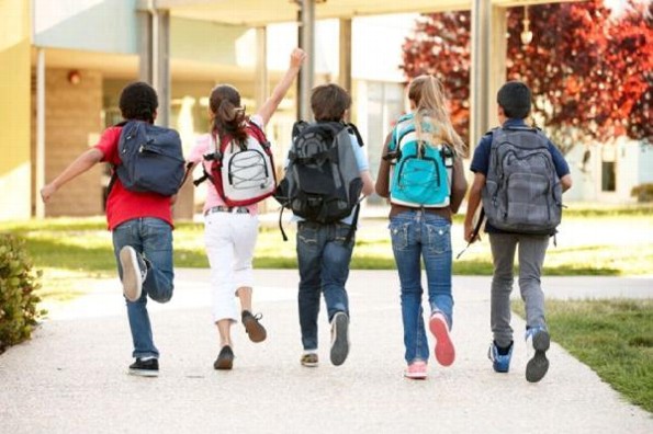 Mochilas pesadas en niños puede afectar su columna vertebral