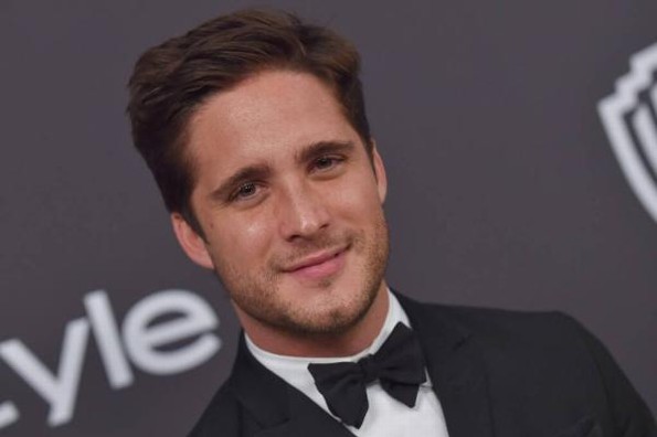 Diego Boneta causa controversia al comer cangrejo vivo por amor #FOTO