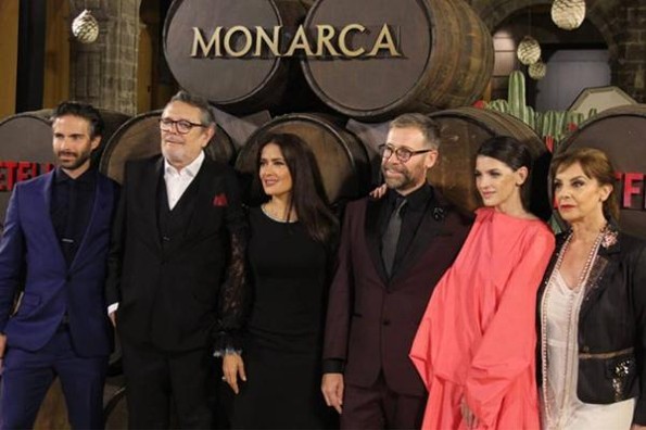 Salma Hayek desfila con mariachi para 