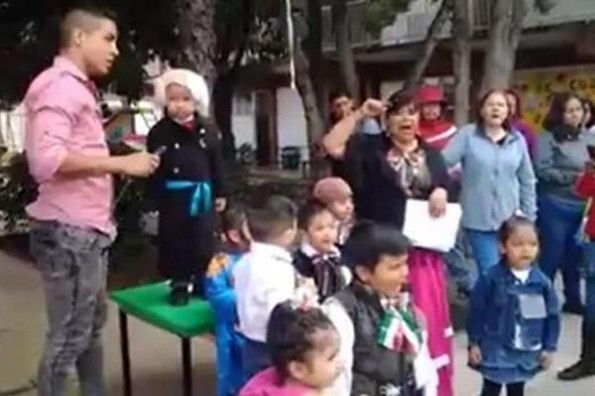 Niño se hace viral por confundirse en el grito de Independencia #VIDEO