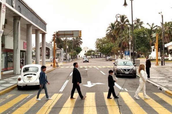 Familia veracruzana recrea la famosa portada de Los Beatles a 50 años del lanzamiento de Abbey Road