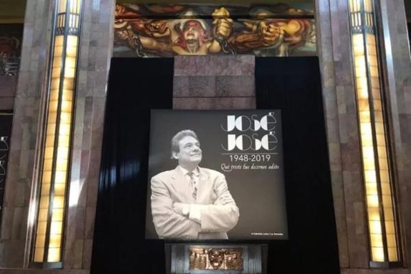 Así se está viviendo el homenaje de José José en el Palacio de Bellas Artes