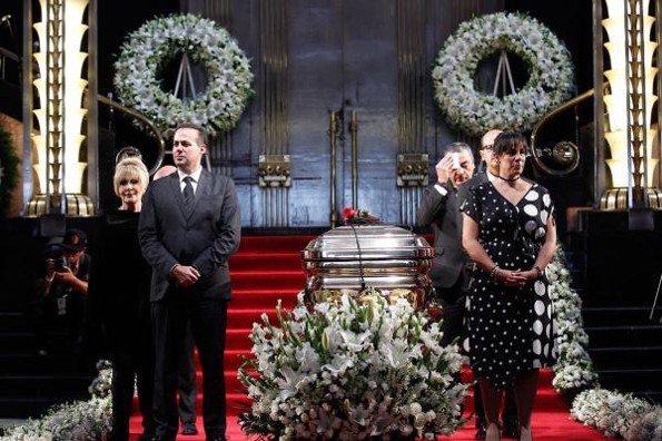 José José por fin descansará a lado de su madre en Panteón Francés 