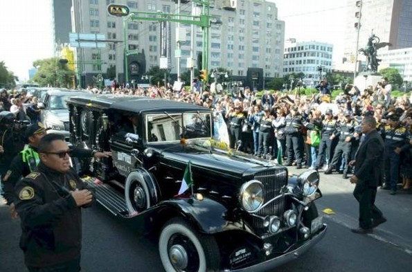 Fan de José José deja una corona de flores en su carroza fúnebre #VIDEO