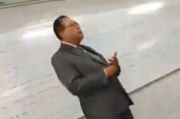 Profesor del IPN interrumpe su clase para homenajear a José José #VIDEO