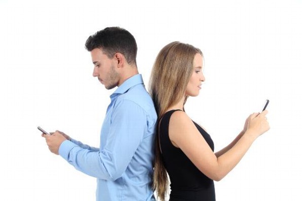 Entre menos mensajes te envía tu pareja, más te ama 