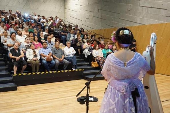 Cristy de la Rosa emocionó con su concierto de arpa ´Jarocha Instrumental´