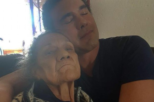 Eduardo Yáñez celebra tiernamente el cumpleaños de su mamá #FOTO