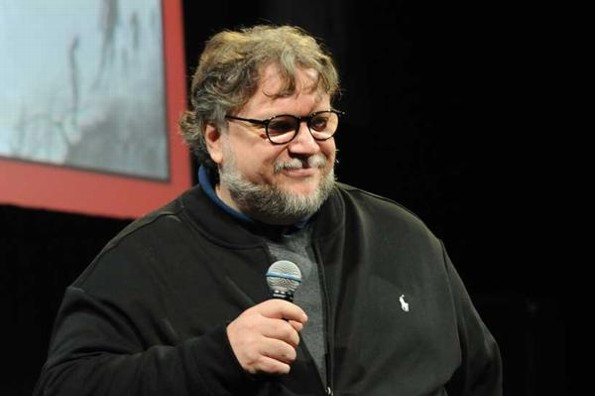 Guillermo del Toro pide a marca de cerveza que done sus ganancias por usar su imagen 