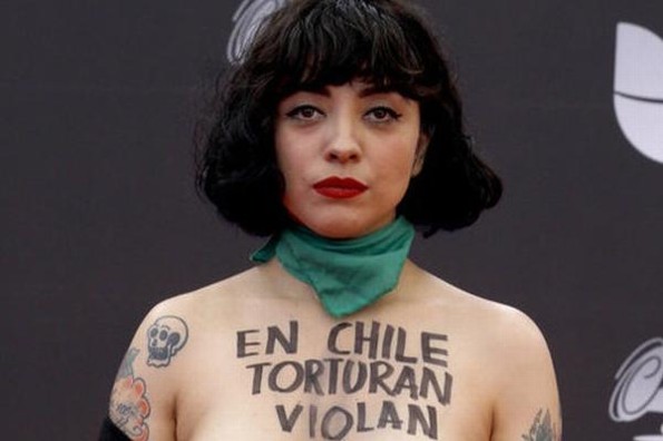 Mon Laferte muestra su pecho en la alfombra roja de los #LatinGRAMMY 