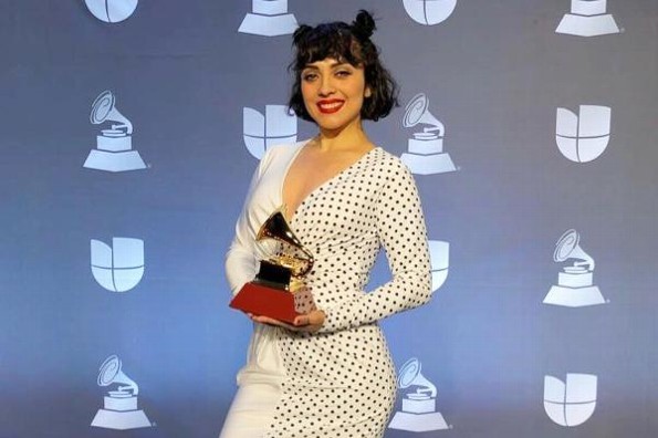 Mon Laferte responde a la críticas sobre lo que hizo en los Latin Grammy #VIDEO