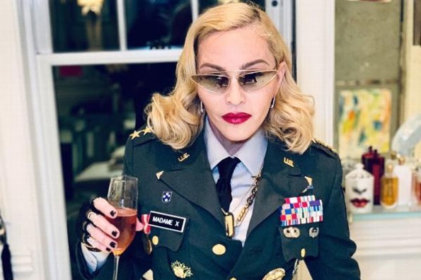 Madonna crea polémica al tomarse su propia orina #VIDEO