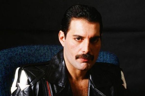 Fans recuerdan a Freddie Mercury 28 años después de su muerte #VIDEO