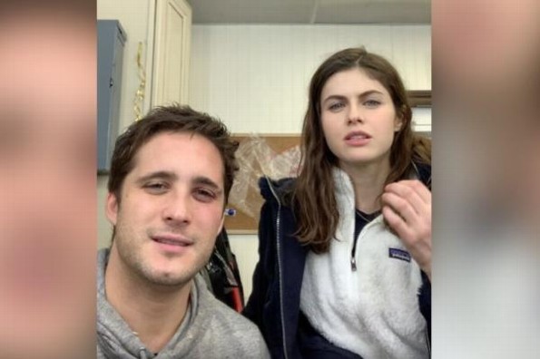 Diego Boneta le enseña groserías en español a Alexandra Daddario #VIDEO