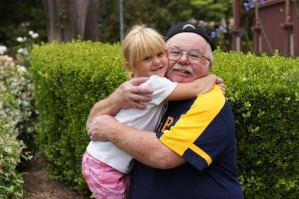 Abuelos que cuidan a sus nietos viven por más años