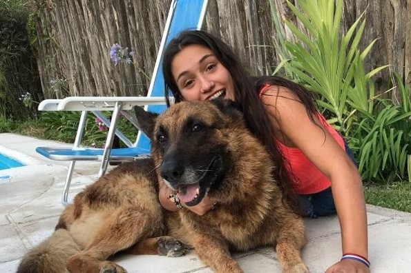 Perro muerde a su dueña en la cara durante sesión de fotos 