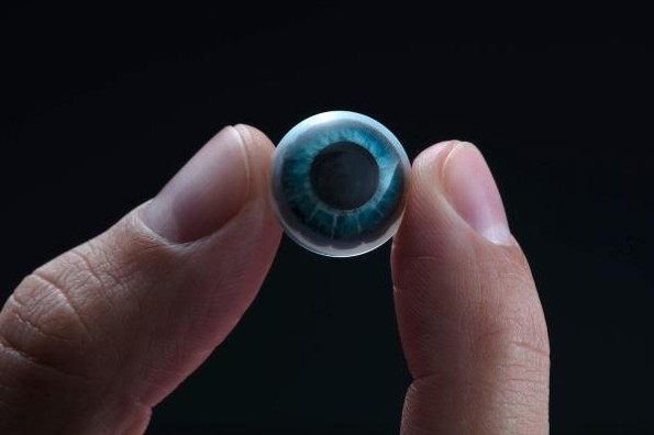 Crean lentes de contacto con pantalla incluída 