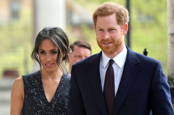 Príncipe Harry y Meghan Markle salen oficialmente de la familia real 